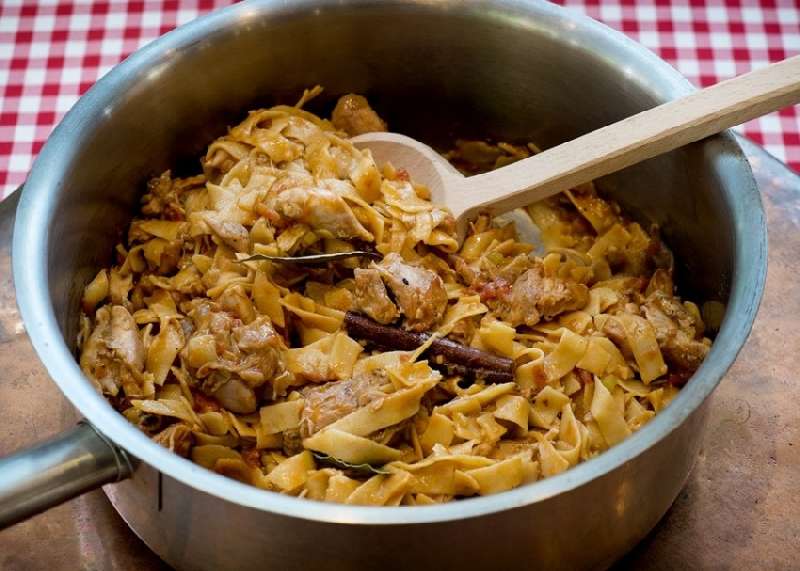 Κοτόπουλο κοκκινιστό με μπύρα και χυλοπίτες κοτοπουλο κοκκινιστο