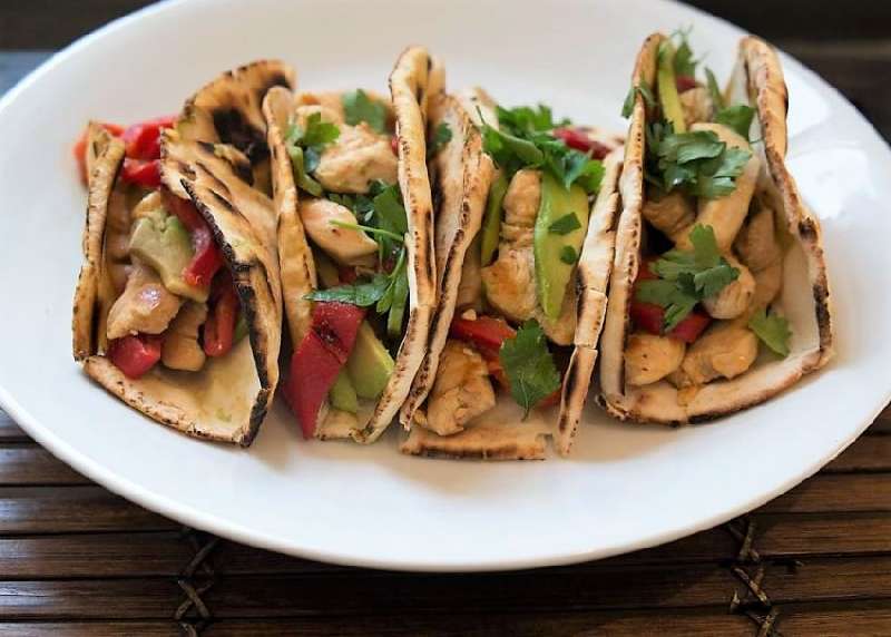 Τυλιχτό πικάντικο κοτόπουλο και αβοκάντο κοτοπουλο